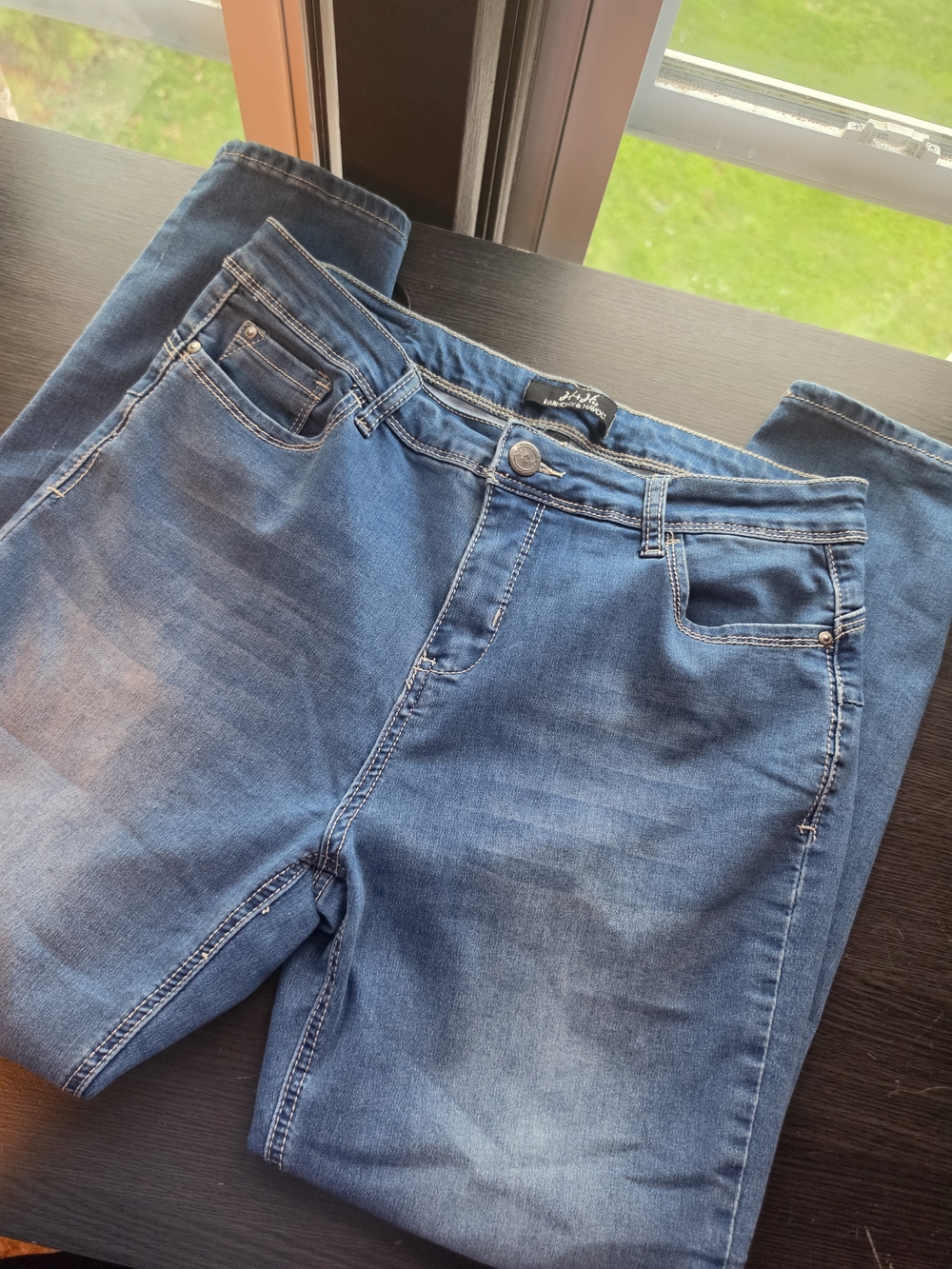 Slim Straight Women's Jeans in Faded Blue - Casual Everyday